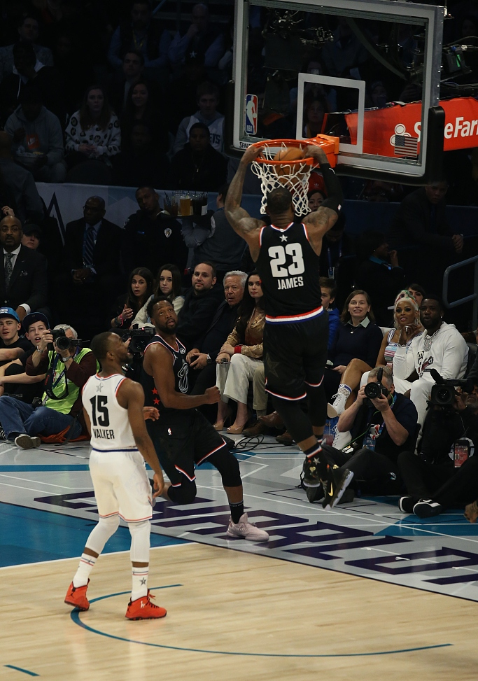 四川队碾压上海队,詹姆斯点燃赛场 四川队碾压上海队,詹姆斯点燃赛场