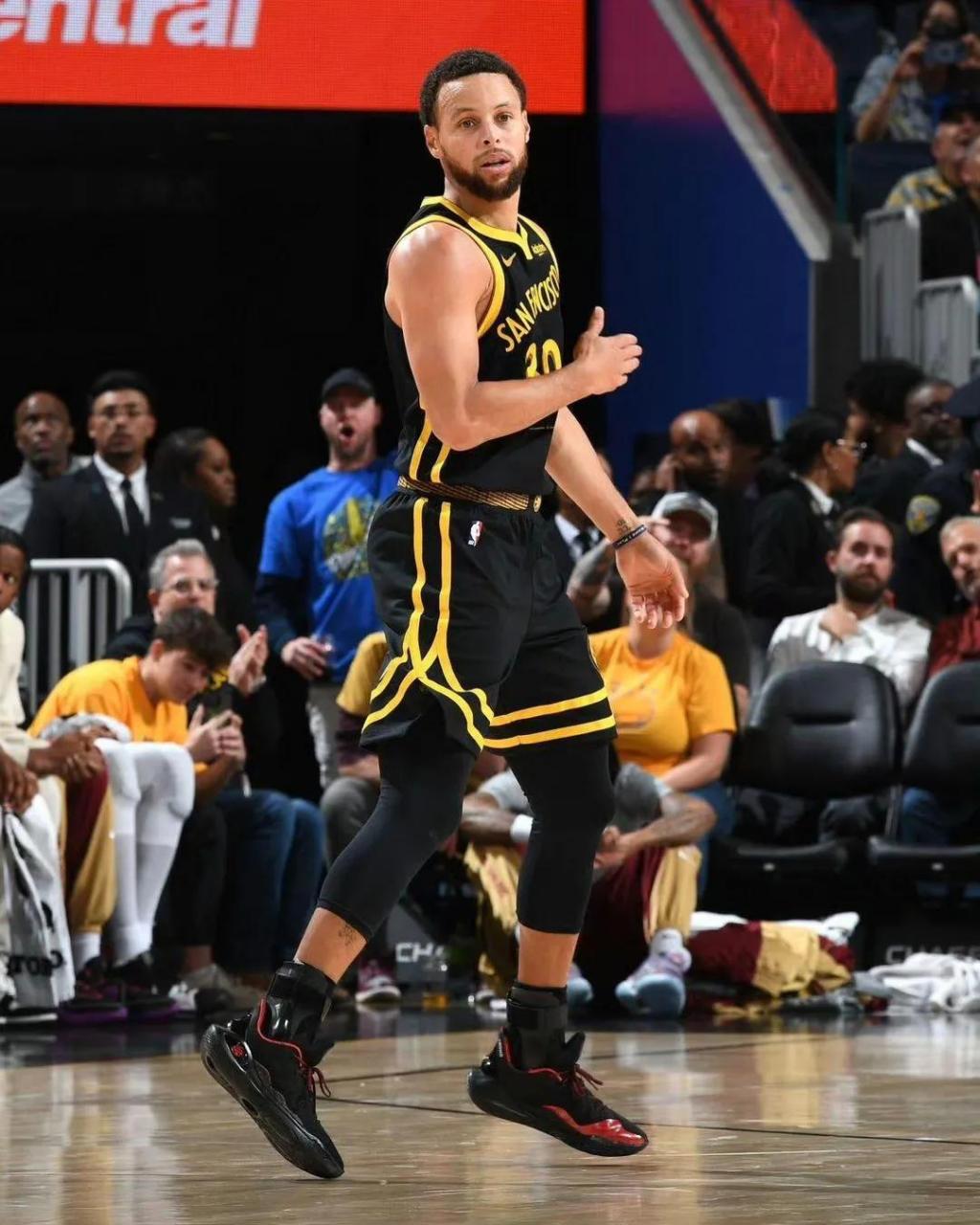 骑士完胜山东队,库里状态火热 骑士完胜山东队,库里状态火热